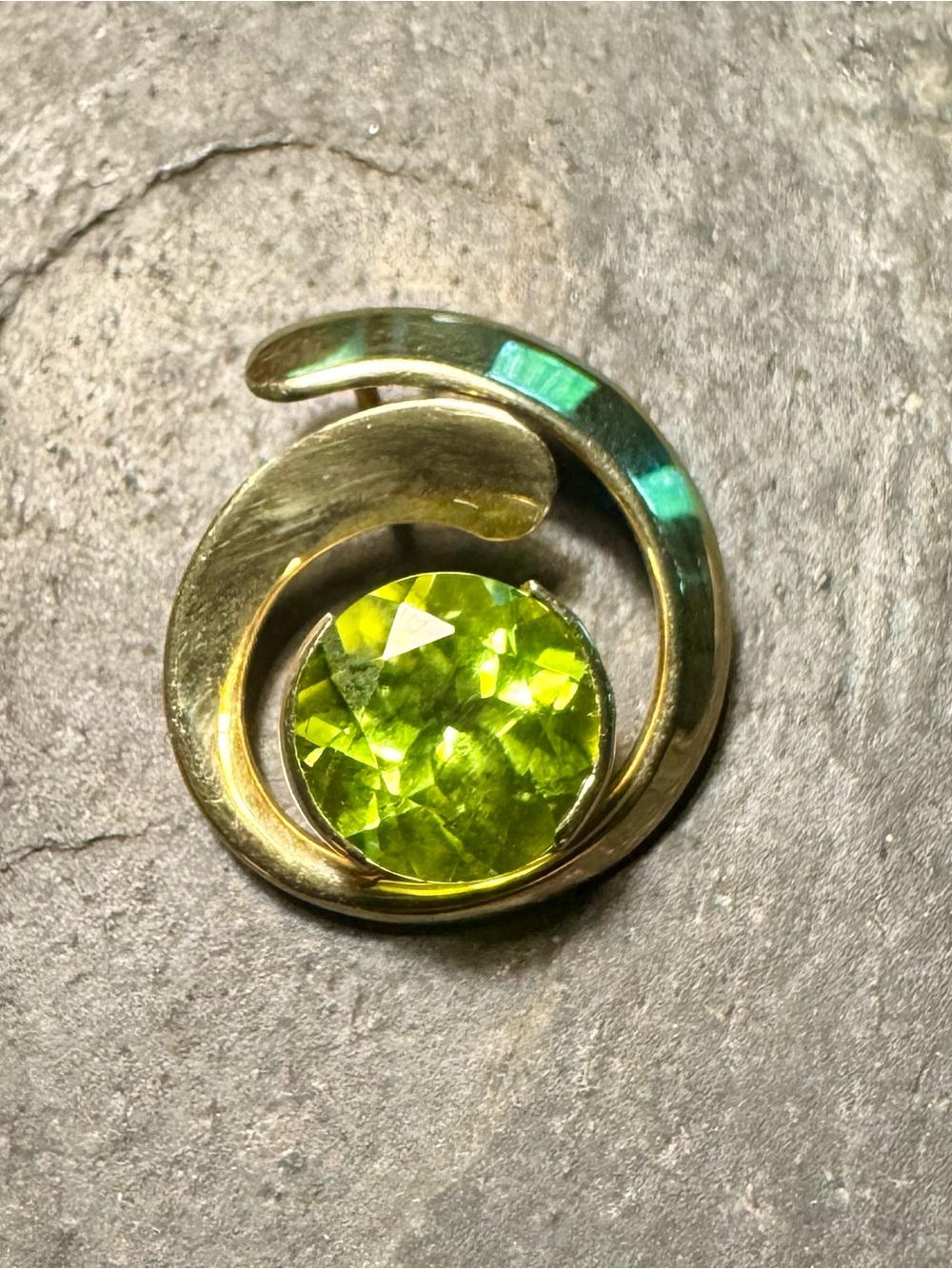 14k Gold Swirl Pendant Peridot Pendant Faceted Stone